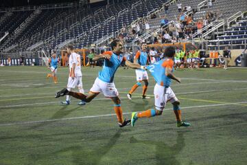 Campos celebrando con Cvitanich, autor del 1-0.