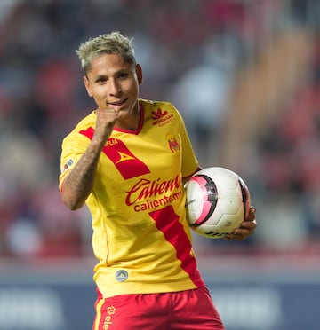 Ruidíaz ha sido uno de los mejores goleadores de la Liga MX desde su llegada en 2016 con Morelia. Es figura con la selección de Perú y podría dar el salto a un grande de México en un futuro cercano.