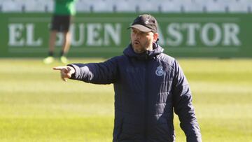 José Alberto, dirigiendo la sesión de esta mañana en El Sardinero.