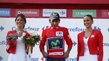 GRA309. COL D&#039;AUBISQUE (FRANCIA), 03/09/2016.- El ciclista colombiano del equipo Movistar y l&iacute;der de la vuelta, Nairo Quintana, en el podio con el mallot rojo durante la decimocuarta etapa de la Vuelta Ciclista a Espa&ntilde;a 2016, disputada 