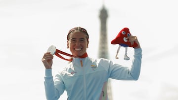 PARÍS, 02/09/2024.- La atleta española Marta Francés (i) posa con su medalla de plata en el podio de la final individual femenina de la categoría PTS4 de para triatlón de los Juegos Paralímpicos de París 2024, disputada este lunes en la capital francesa. EFE/Javier Etxezarreta