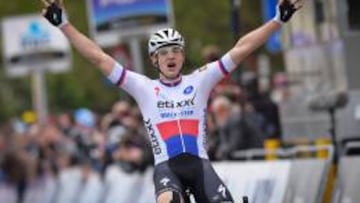 El checo Petr Vakoc celebra su victoria en Flecha Brabanzona.