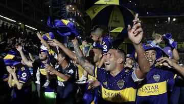 Boca Juniors&#039; forward Carlos Tevez (R) celebrates with teammates after winning the Argentina First Division 2020 Superliga Tournament at La Bombonera stadium, in Buenos Aires, on March 7, 2020. (Photo by ALEJANDRO PAGNI / AFP)