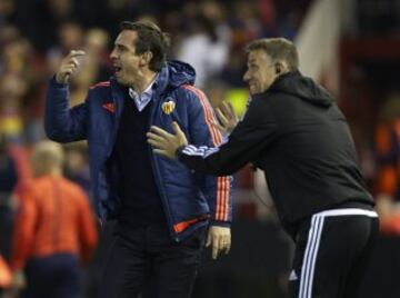 Gary Neville con su hermano Phil Neville durante el partido de la Europa League contra el Rapid de Viena. 