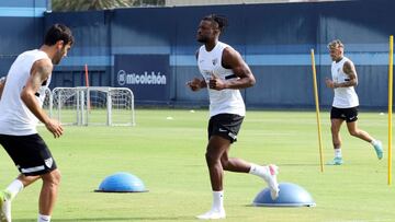 Sekou Gassama, ejercit&aacute;ndose en el Anexo de La Rosaleda.
 