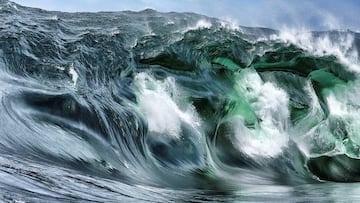 La incre&iacute;ble y peligrosa ola gigante -y mutante- de Shipstern Bluff, que rompe en Tasmania (Australia). 