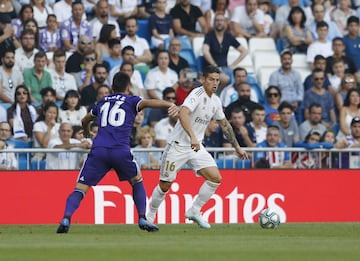 El jugador del Real Madrid, James Rodríguez, ante el jugador del Real Valladolid, San Emeterio. 
