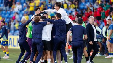 LAS PALMAS DE GRAN CANARIA, 03/05/2025.- Los jugadores y el equipo técnico del Valencia celebran la victoria, al término del partido de LaLiga de fútbol que UD Las Palmas y Valencia CF han disputado este sábado en el Estadio de Gran Canaria. EFE/Elvira Urquijo