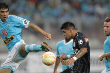 Racing le gana 2-0 sobre el final a Sporting en Lima