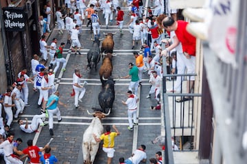 Imágenes del quinto encierro de los Sanfermines 2022 con la ganadería de Cebada Gago. La carrera ha sido complicada y ha dejado varios heridos y caídas.