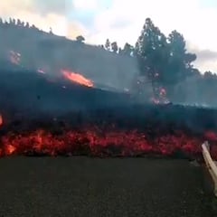 Imágenes de la lava volcánica cortando una carretera en La Palma