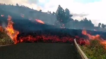 Imágenes de la lava volcánica cortando una carretera en La Palma