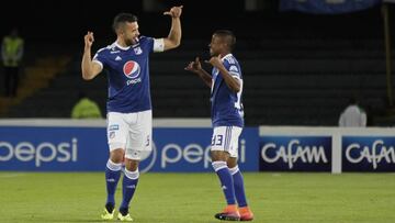 Andr&eacute;s Cadavid y Juan Camilo Salazar celebrando un gol de Millonarios ante Boyac&aacute; Chic&oacute; por la ida de los octavos de final de la Copa &Aacute;guila 2018