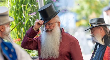 Un sombrero de copa, una barba interminable y un bigote puntiagudo que apunta al cielo, componen un retrato que parece sacado de épocas pasadas.
