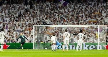 1-2. Haaland lanza desde los once metros y engaña Courtois. El noruego tira al lado izquierdo del portero belga y éste se vence al otro costado.