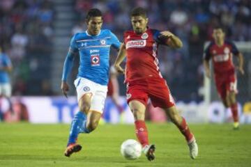 Jorge Benítez y Jair Pereira en la disputa por el esférico.