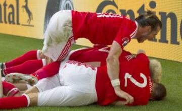 Celebraci車n galesa tras el segundo gol.
