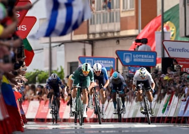 Mads Pedersen durante el sprint final.