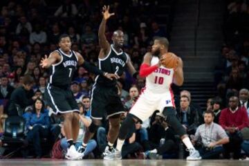 Joe Johnson y Kevin Garnett intentan parar a Greg Monroe.