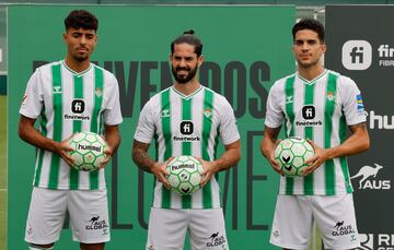 Chadi Riad, Isco y Marc Bartra. 
 