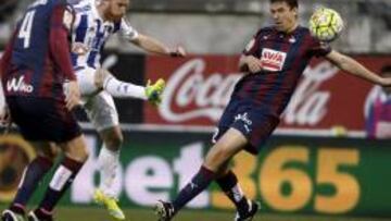 El Eibar remonta a la Real y casi certifica su permanencia
