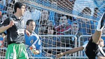 <b>OCASIÓN. </b>Ewerthon intenta un desesperado remate en acrobacia en el acoso final del Zaragoza: el brasileño no conectó el remate.