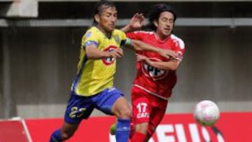 El capit&aacute;n auriazul Gabriel Vargas disputa el bal&oacute;n con Jonathan Cisternas en el duelo contra &Ntilde;ublense.