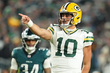 El quarterback de Green Bay sufrió durante todo el encuentro ante la defensa de Philadelphia. El segundo cuarto estuvo marcado por dos intercepciones de Love. La primera fue a manos de Darius Slay y la segunda de Zack Baun.  (Photo by Mitchell Leff / GETTY IMAGES NORTH AMERICA / Getty Images via AFP)