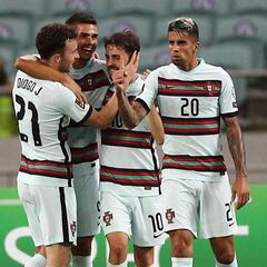 Bruno Fernandes y Diogo Jota hacen de Cristiano