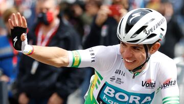 BARCELONA, 27/03/2022.- El ciclista colombiano Sergio Higuita (BORA-Transgohe), celebra su triunfo como líder de la Volta a Catalunya, tras la séptima y última etapa de la Volta, este domingo en Barcelona. EFE/ Toni Albir
