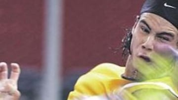 <b>CONTUNDENCIA. </b>Nadal ejecuta un drive en su partido con el italiano Sanguinetti.