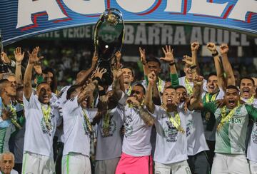 Atlético Nacional venció 5-1 a Deportivo Cali por el partido de vuelta de la final de la Liga Águila, remontó la serie y se consagró campeón. Título número 16 para el equipo antioqueño y celebración en el Atanasio Girardot.