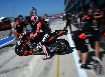 Aleix Espargaro  saliendo de su box, antes de la ronda clasificatoria para la carrera al sprint del Gran Premio de San Marino de Moto GP.