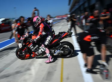 Aleix Espargaro  saliendo de su box, antes de la ronda clasificatoria para la carrera al sprint del Gran Premio de San Marino de Moto GP.
