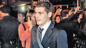 <b>¡ACLAMADOS EN EL PRAT! </b>Numerosos aficionados del Real Madrid vitorearon a la expedición blanca ayer a su llegada a Barcelona.