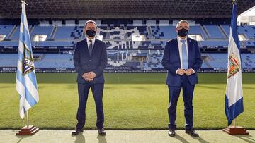 José María Muñoz y Francisco Salado, sobre el césped de La Rosaleda.