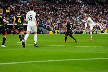 Latigazo de volea del croata tras el rechace de un crner que entra por la escuadra. El baln le lleg en la frontal y no se lo pens. Modric control y dispar de volea. Hasta Bellingham se puso de pie en el palco para celebrarlo. El Bernabu core su nombre.