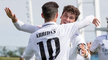 Arribas y Dotor celebran en el Castilla-Badajoz de Primera Federación disputado en septiembre de 2022 en Valdebebas.