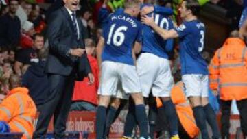 Los jugadores del Everton celebran el gol ante el Liverpool.