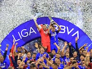 Jose de Jesus Corona and Julio Cesar Dominguez de Cruz Azul lifts the Champion trophy with the Players after the game Cruz Azul vs Santos, corresponding to second leg match Final of the Torneo Clausura Guard1anes 2021 of the Liga BBVA MX, at Azteca Stadium, on May 30, 2021.
<br><br>
Jose de Jesus Corona y Julio Cesar Dominguez de Cruz Azul levanta el trofeo de Campeon con los Jugadores despues del partido Cruz Azul vs Santos, correspondiente al partido de vuelta de la Gran Final del Torneo Clausura Guard1anes 2021 de la Liga BBVA MX, en el Estadio Azteca, el 30 de Mayo de 2021.