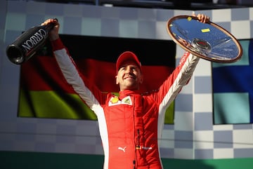 Sebastian Vettel con el trofeo que le otorga como campeón del Gran Premio de Australia de la Fórmula 1. 