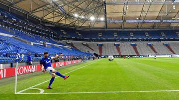 Caligiuri, del Schalke, tira un c&oacute;rner en la derrota de su equipo en casa ante el Augsburgo.