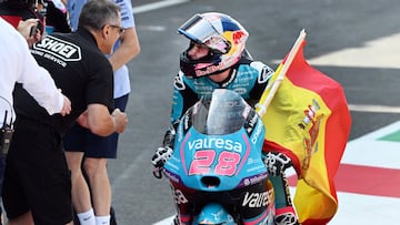 Máximo Quiles celebra su primera victoria en Moto3.