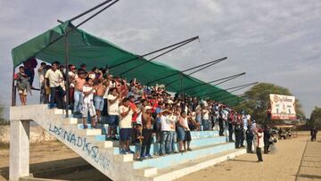 Imagen de la tribuna de una campo de fútbol en Sullana.