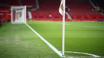Mancheser (United Kingdom), 16/01/2025.- A corner flag inside Old Trafford ahead of the English Premier League match between Manchester United and Southampton FC, in Manchester, Britain, 16 January 2025. (Reino Unido) EFE/EPA/ADAM VAUGHAN EDITORIAL USE ONLY. No use with unauthorized audio, video, data, fixture lists, club/league logos, 'live' services or NFTs. Online in-match use limited to 120 images, no video emulation. No use in betting, games or single club/league/player publications.