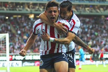 Alexis Vega y Carlos Cisneros celebrando eun gol en el Chivas 3-0 Atlas, Clásico Tapatío de la jornada 7 del Clausura 2019 de la Liga MX en el Estadio Akron.