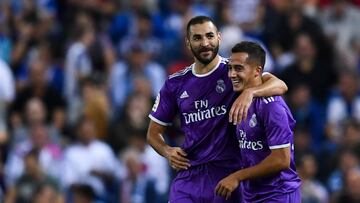 Karim Benzema (L) celebrates with his team mate Lucas Vazquez of Real Madrid 