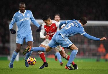 Özil stunner sends Arsenal top