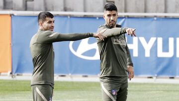 &Aacute;ngel Correa y Luis Su&aacute;rez durante un entrenamiento.