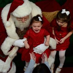 How much does a Santa Claus make working in a shopping mall?